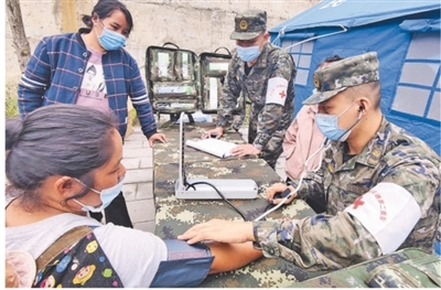 抢救生命 全力救灾——解放军和武警部队支援四川地震72小时直击