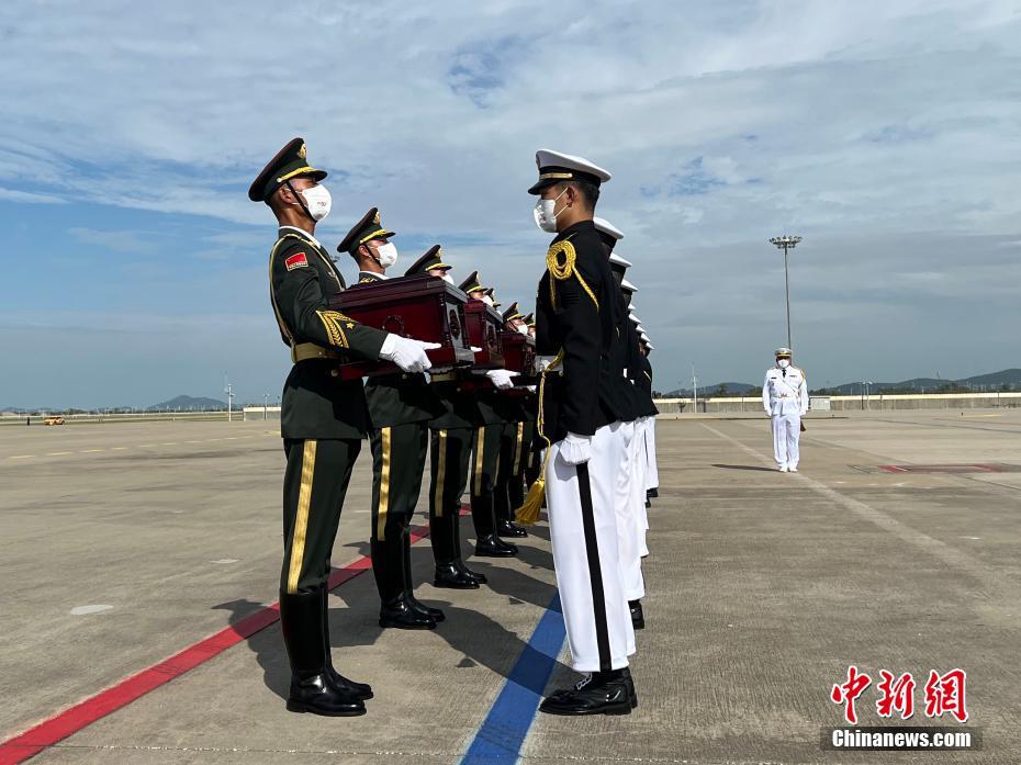 中韩双方交接第九批在韩中国人民志愿军烈士遗骸