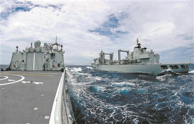 海军第42批护航编队完成首次海上物资补给