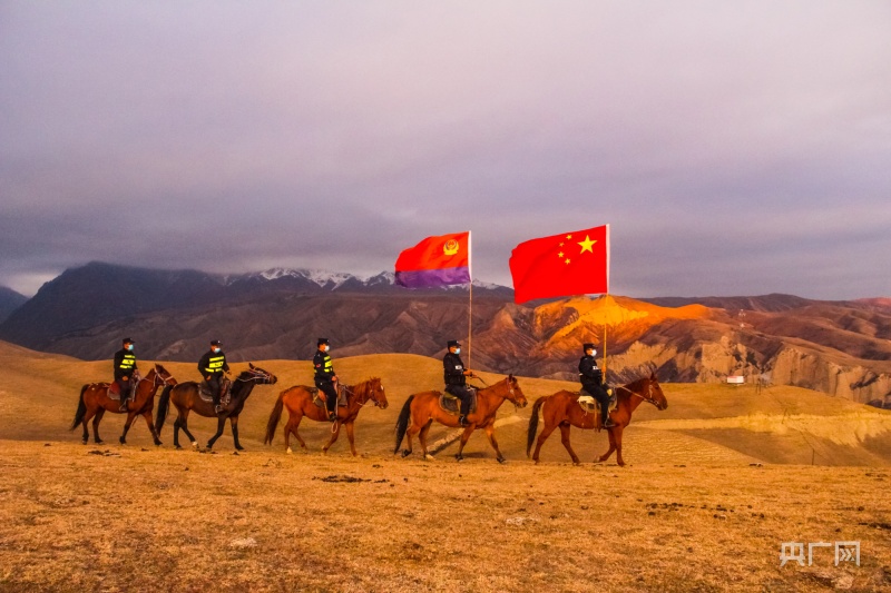 新疆伊犁：“马背巡逻队”巡逻踏查保平安