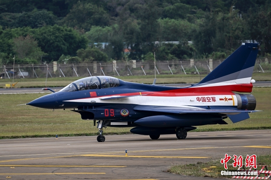 中国空军“八一”飞行表演队抵达珠海