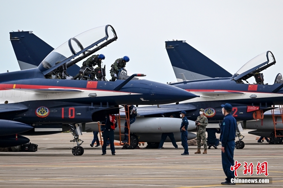 中国空军“八一”飞行表演队抵达珠海