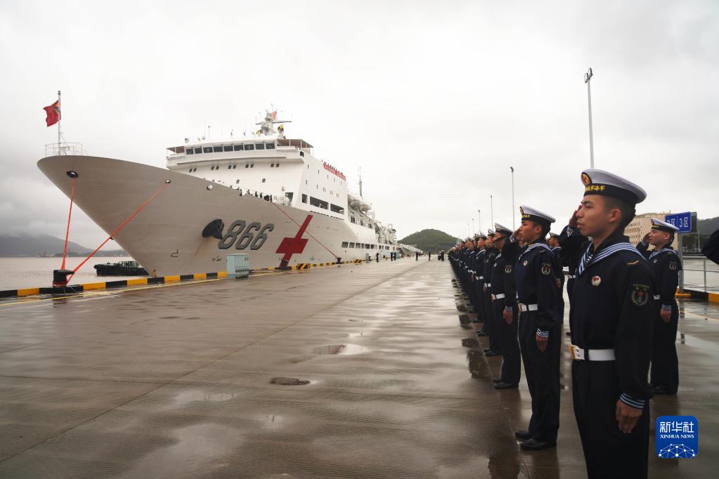 中国海军“和平方舟”号医院船圆满完成“和谐使命-2022”任务回国