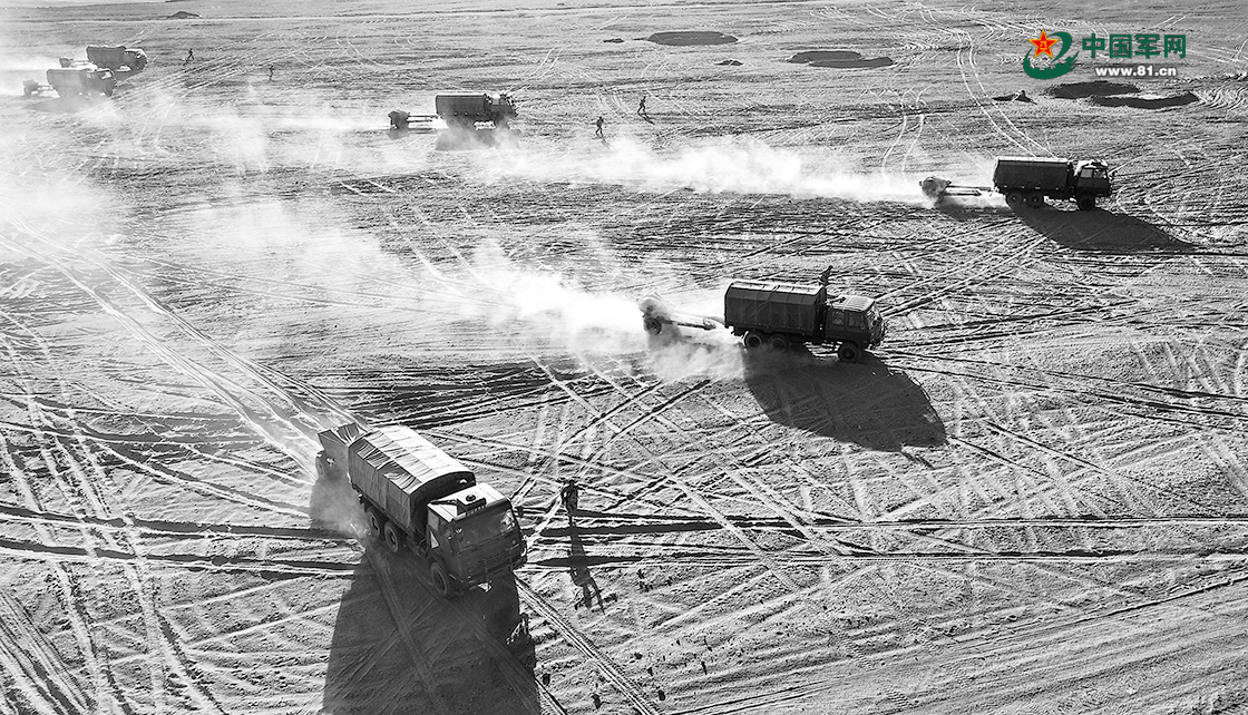 空降兵某旅进驻大漠戈壁深处开展跨昼夜火力打击考核