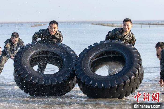 广西防城港武警官兵沿海开展强化训练