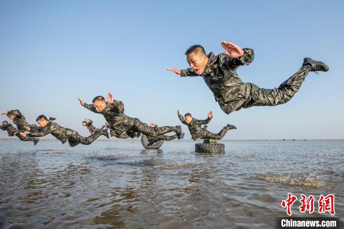 广西防城港武警官兵沿海开展强化训练
