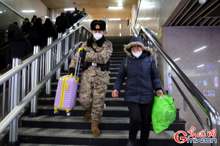 元旦佳节，北京武警护卫旅客平安出行