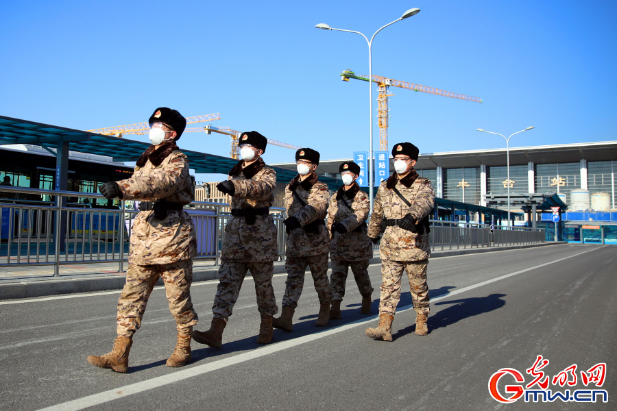 元旦佳节，北京武警护卫旅客平安出行