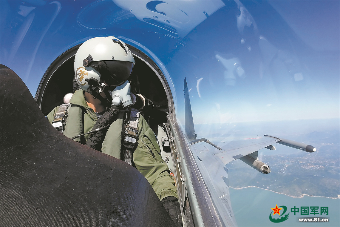 空军航空兵某旅新飞行员实弹射击训练掠影：雏鹰出击 呼啸云天