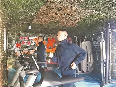 新疆军区某团木孜边防连——“冰川哨所”用上跑步机