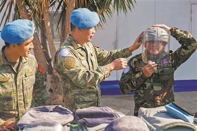 柬维和友军到我赴黎维和多功能工兵分队营区讨论交流