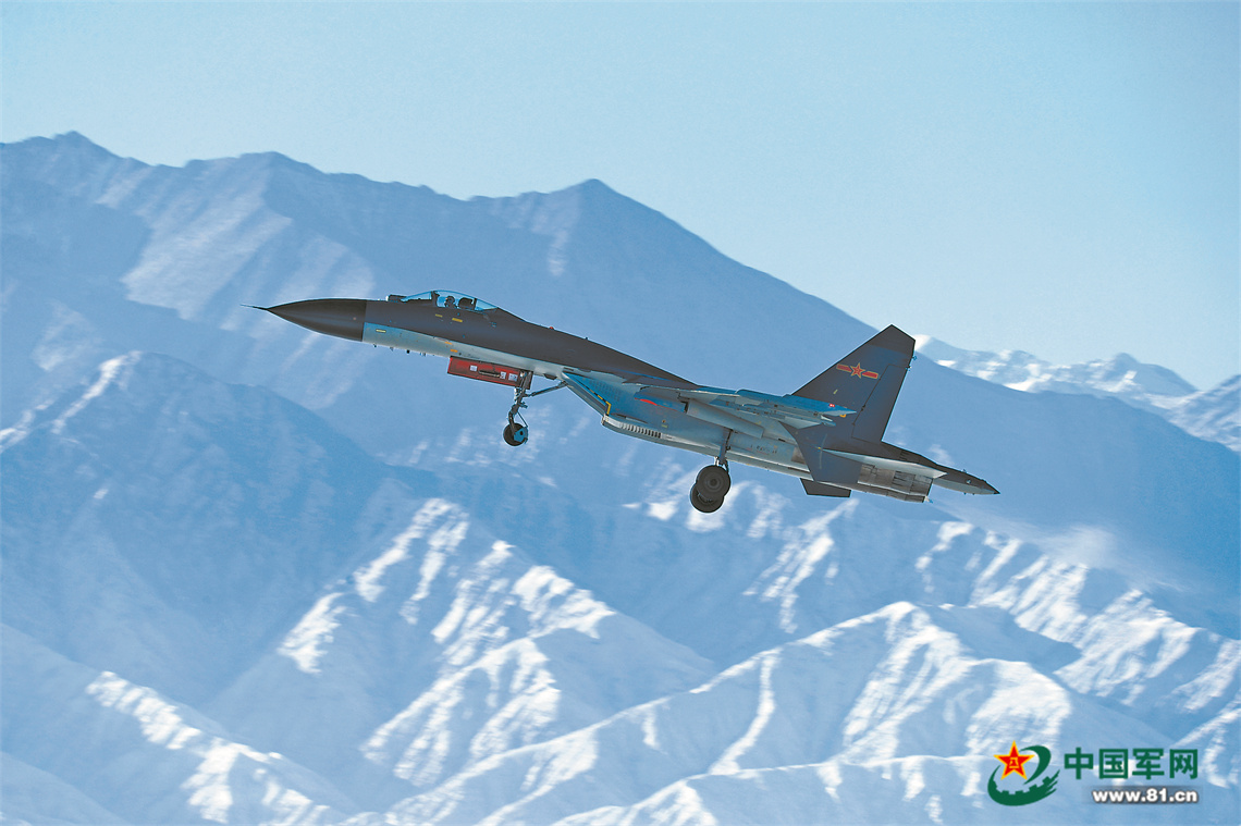 空军西安飞行学院某旅飞行学员单飞训练影像：雪山之巅 逐梦翱翔