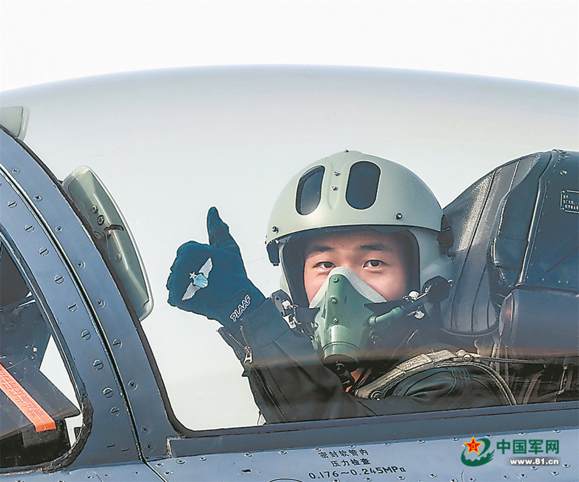 空军西安飞行学院某旅飞行学员单飞训练影像：雪山之巅 逐梦翱翔