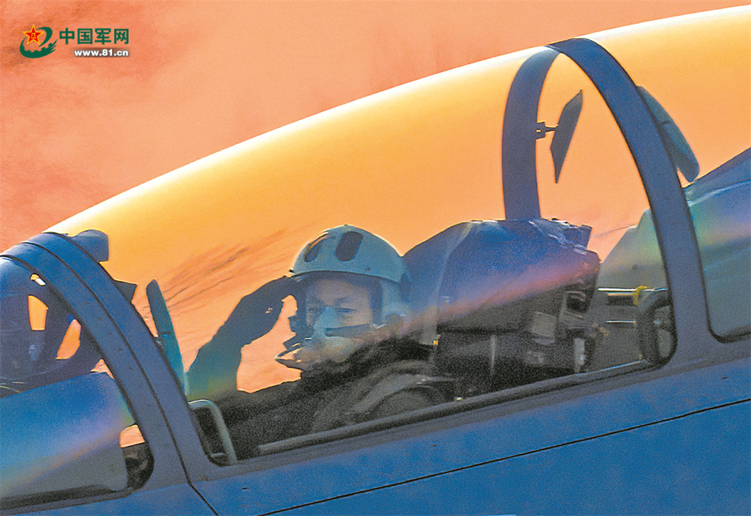 砺剑云端！空军航空兵某团跨昼夜飞行训练影像