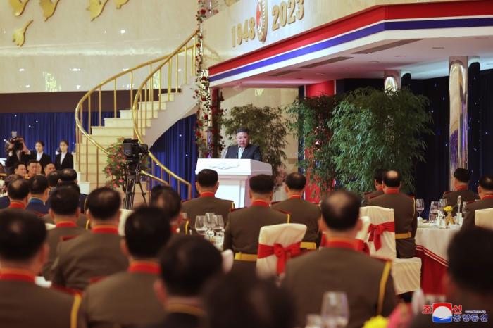 金正恩携女视察朝鲜人民军宿舍 庆祝建军75周年