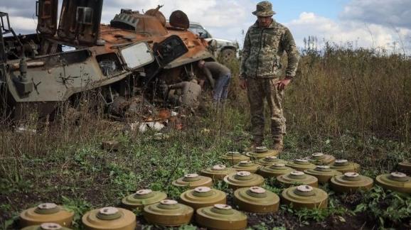 乌军用万枚特殊炮弹布下“地雷阵”