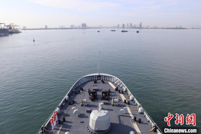 中国海军戚继光舰抵达越南进行友好访问