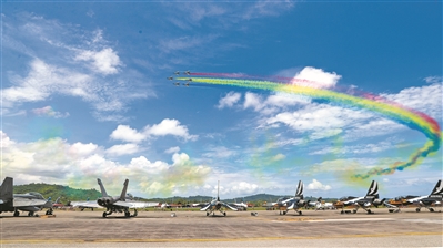 空军八一飞行表演队在第16届兰卡威国际海事和航空展精彩亮相