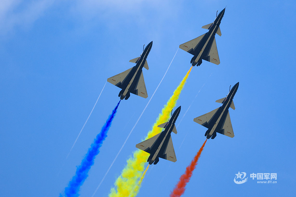中国空军八一飞行表演队精彩亮相于第十六届兰卡威国际海事和航空展