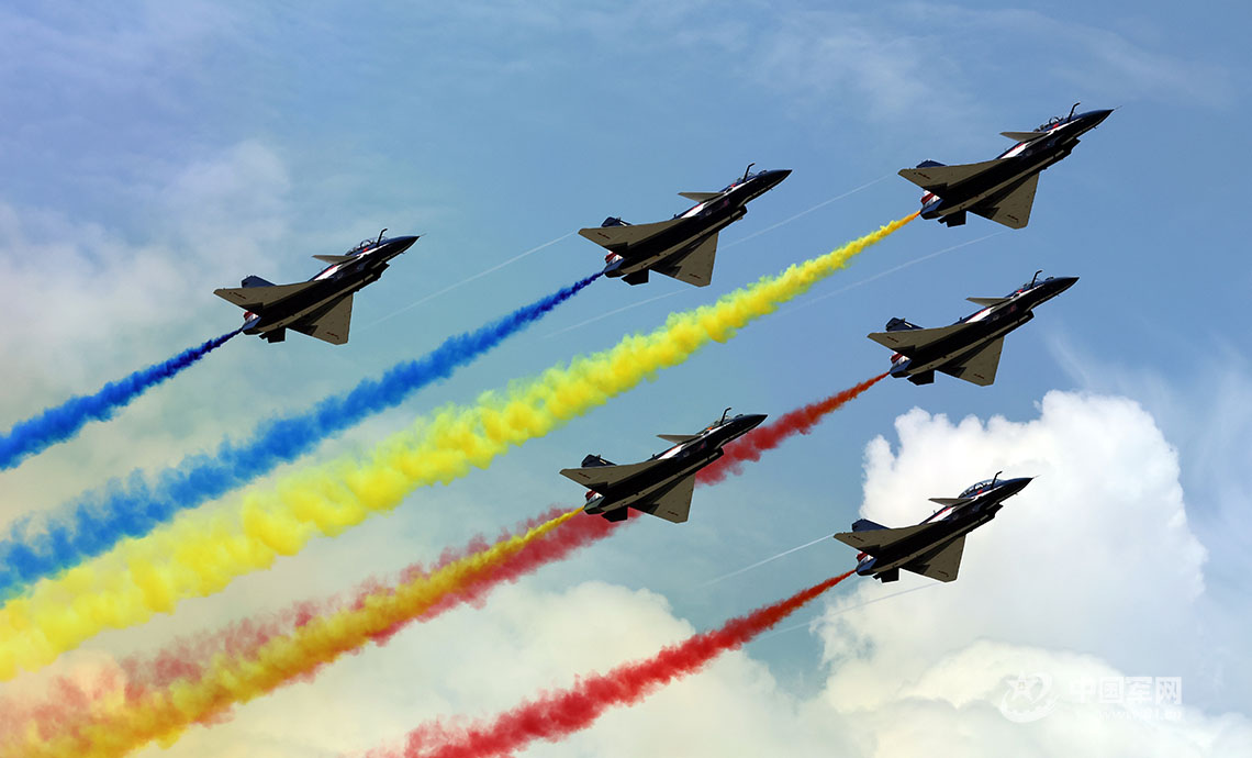中国空军八一飞行表演队精彩亮相于第十六届兰卡威国际海事和航空展