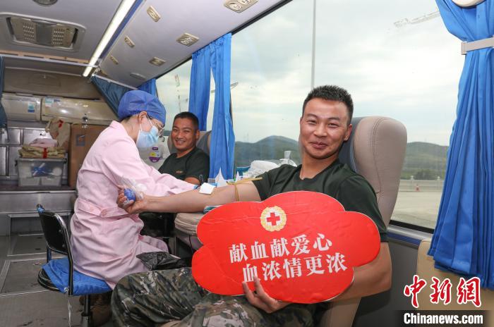世界献血者日 武警广西百色官兵为驻点传递“37℃爱”