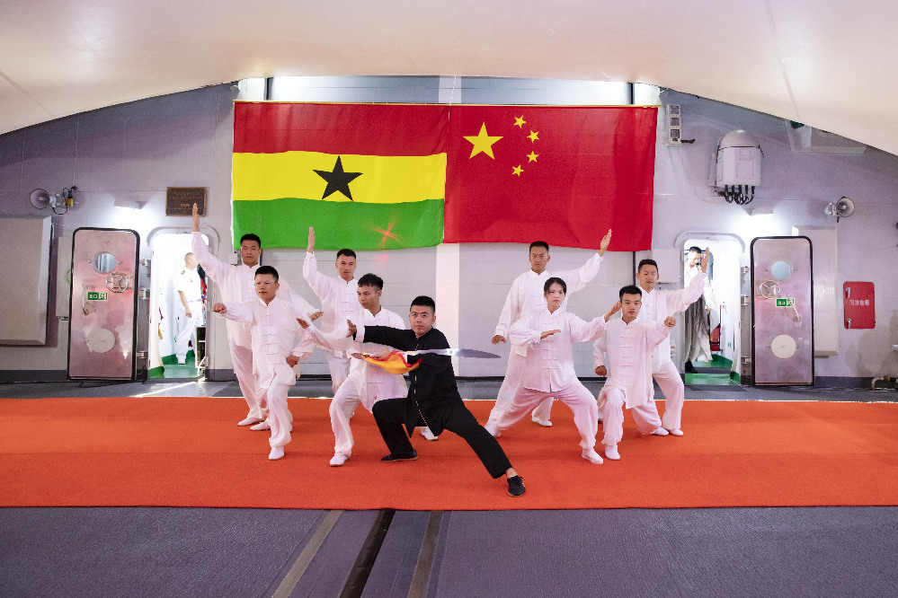 中国海军第43批护航编队结束对加纳友好访问