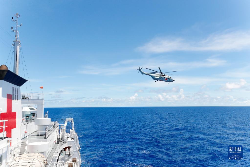 “和平方舟”号医院船在西太平洋开展海空立体医疗救护演练