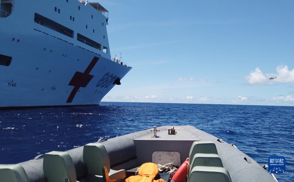 “和平方舟”号医院船在西太平洋开展海空立体医疗救护演练
