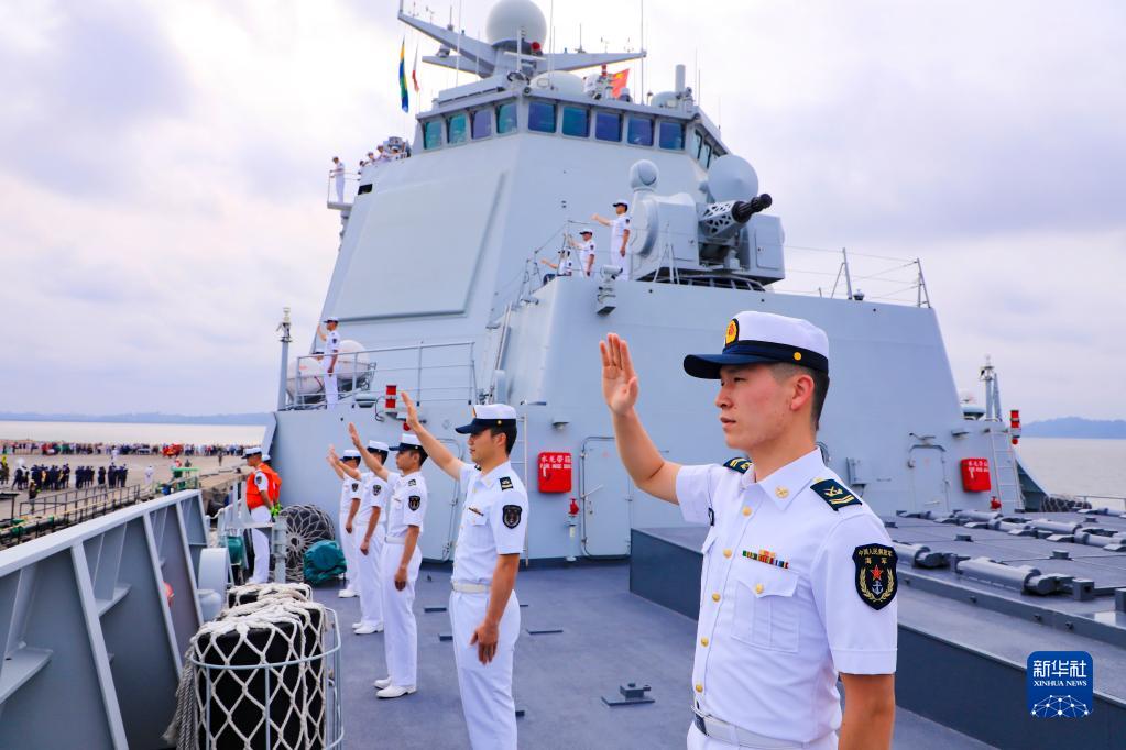 中国海军第43批护航编队抵达加蓬进行友好访问