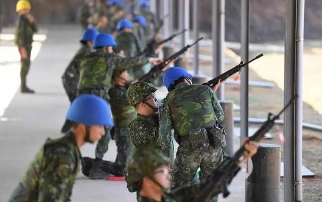 网红测台“抗弹板”发现被子弹贯穿，台防务部门要追查泄露被批“怪异”