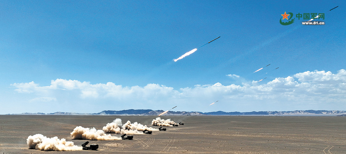 陆军某旅火箭炮分队在大漠戈壁展开实弹射击演练
