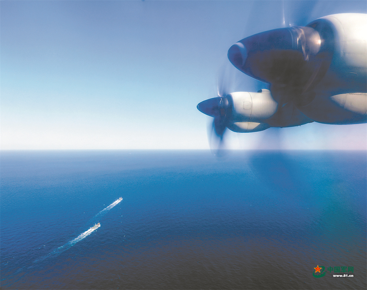 海军航空兵某团舰机协同反潜训练：巡猎海天捕“黑鲨”
