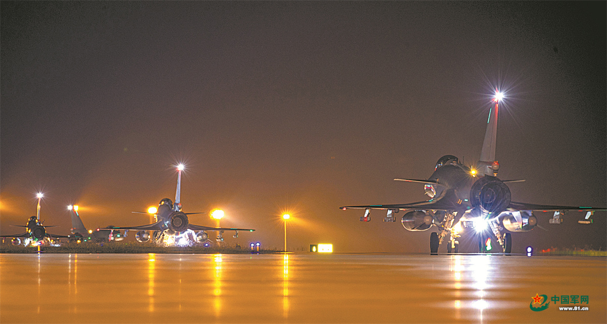 砺剑长空！空军航空兵某旅开展下半夜飞行训练