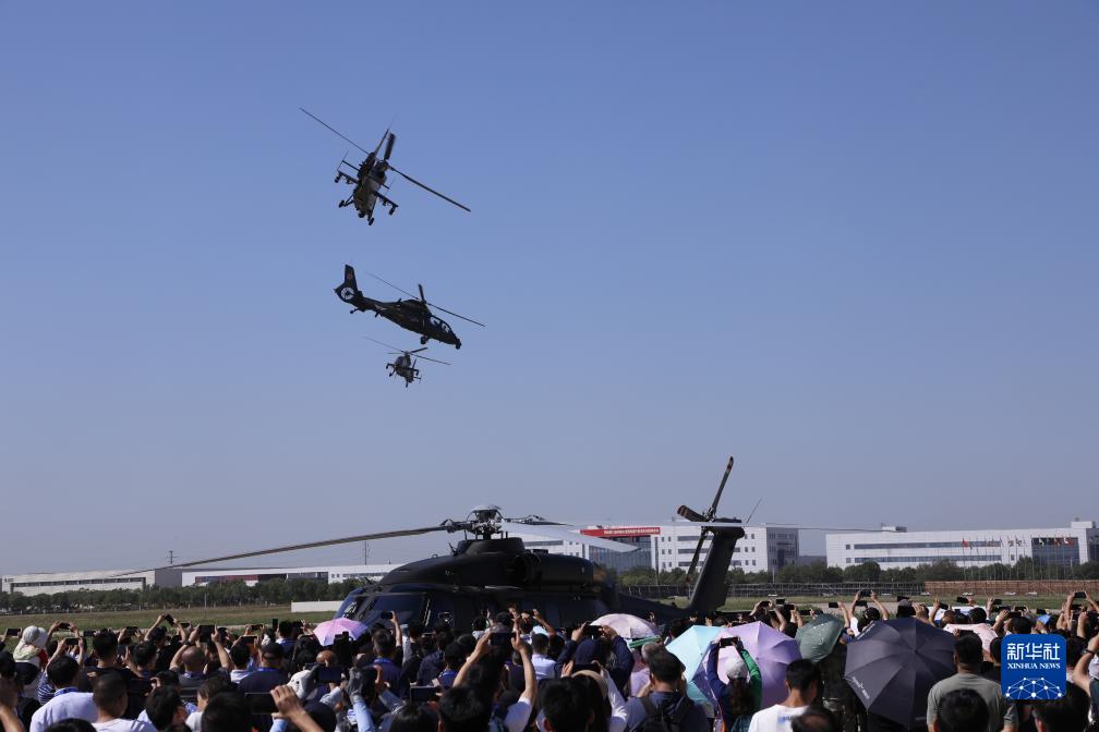 陆军“风雷”飞行表演队亮相第六届中国天津国际直升机博览会