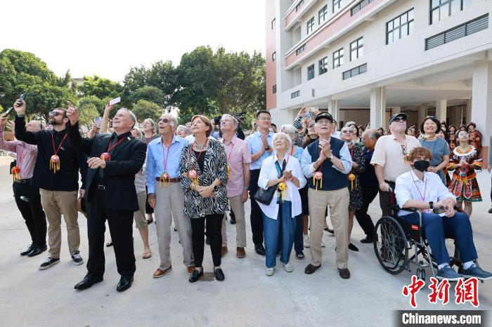 美国飞虎队老兵与中国“00后”讲抗战故事、兵中聊美食螺蛳粉