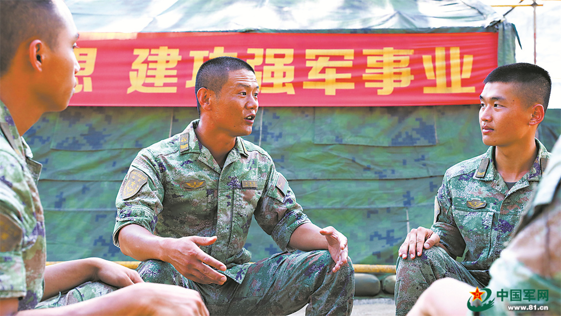 第74集团军某旅装步二连密切新时代官兵关系影像