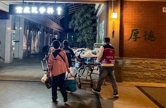 东部战区总医院救治重症胰腺炎专机转诊患者素描