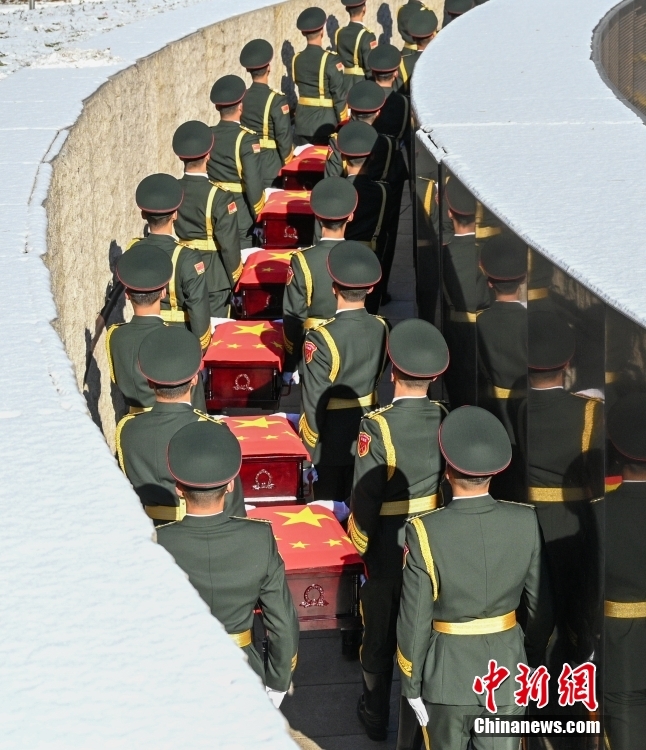 英雄回家丨第十批在韩中国人民志愿军烈士遗骸安葬仪式在沈阳举行