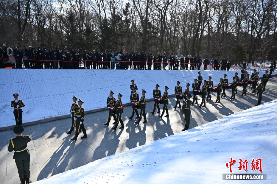 英雄回家丨第十批在韩中国人民志愿军烈士遗骸安葬仪式在沈阳举行