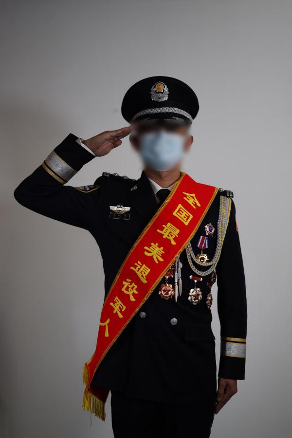 獲評全國最美退役軍人他卻只能以馬賽克示人