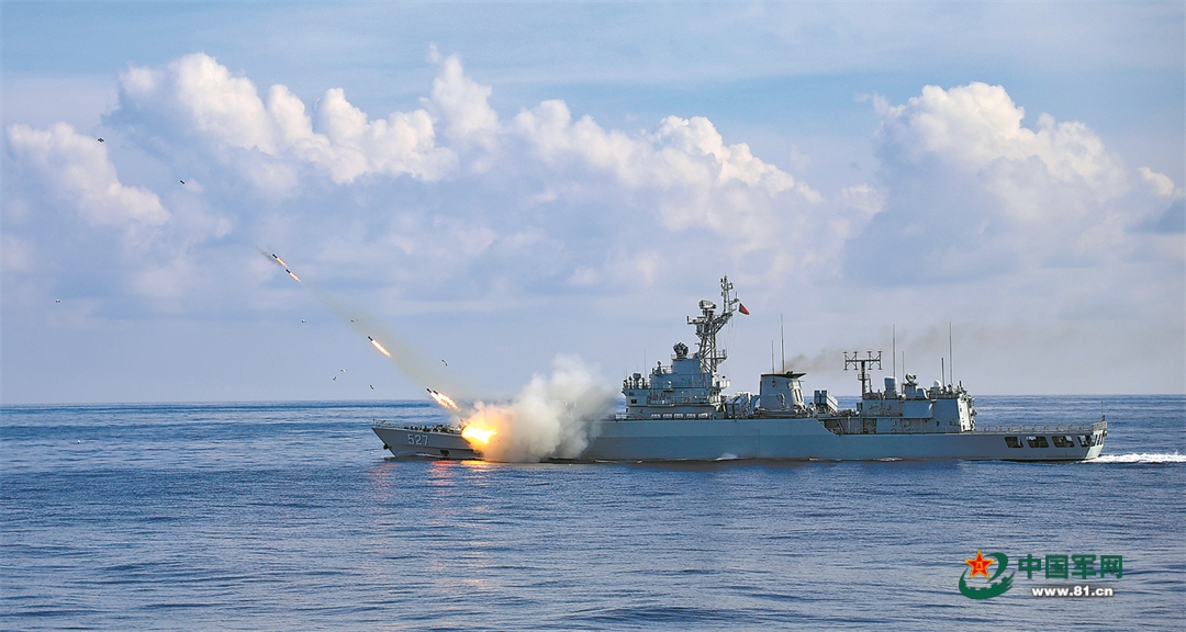 海军某护卫舰支队开展实弹射击训练 锤炼多种作战能力