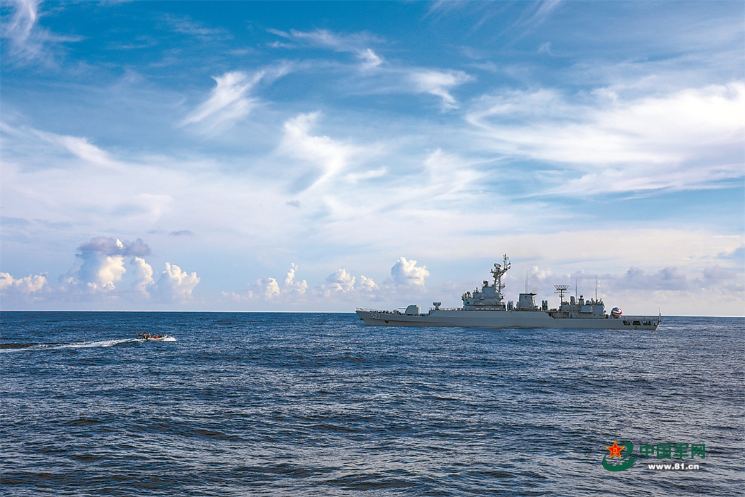 海军某护卫舰支队开展实弹射击训练 锤炼多种作战能力