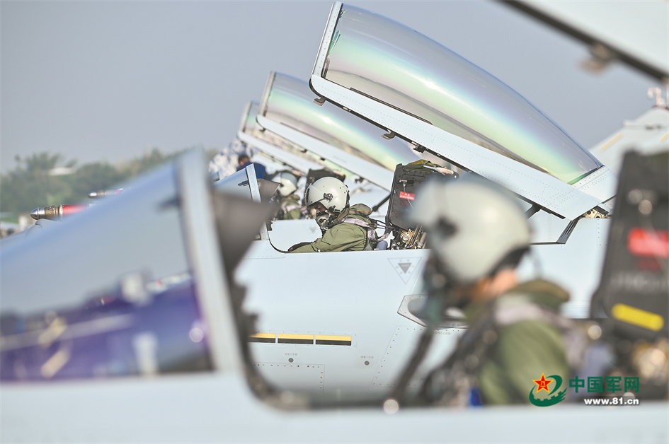 战鹰远航、砺翅长空，直击空军航空兵某旅跨区机动训练
