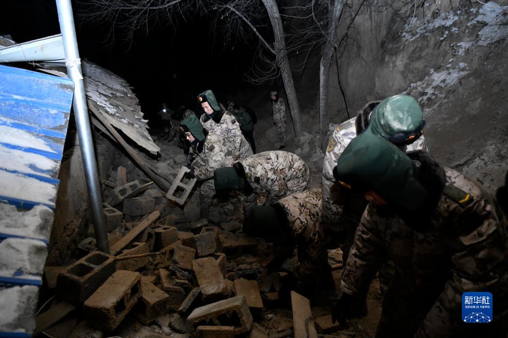 解放军和武警部队出动多支力量投入抗震救灾