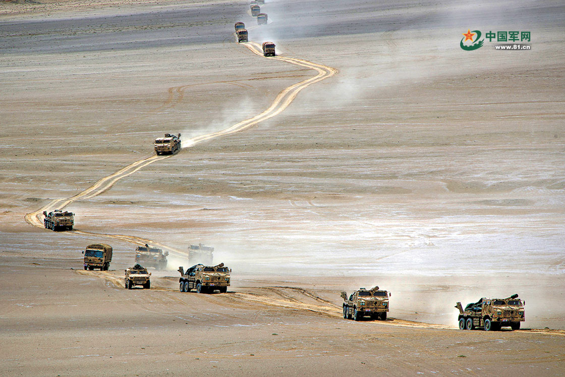 新疆军区某团在喀喇昆仑高原腹地开展多火器实弹射击训练
