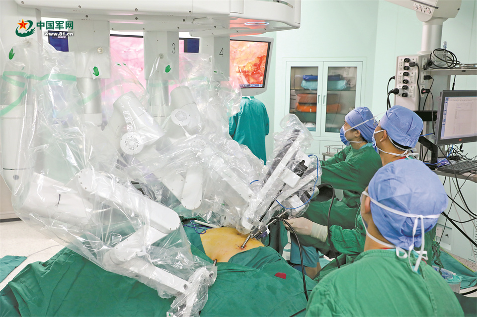 解放军总医院成功实施全军首例远程机器人胃肠外科手术