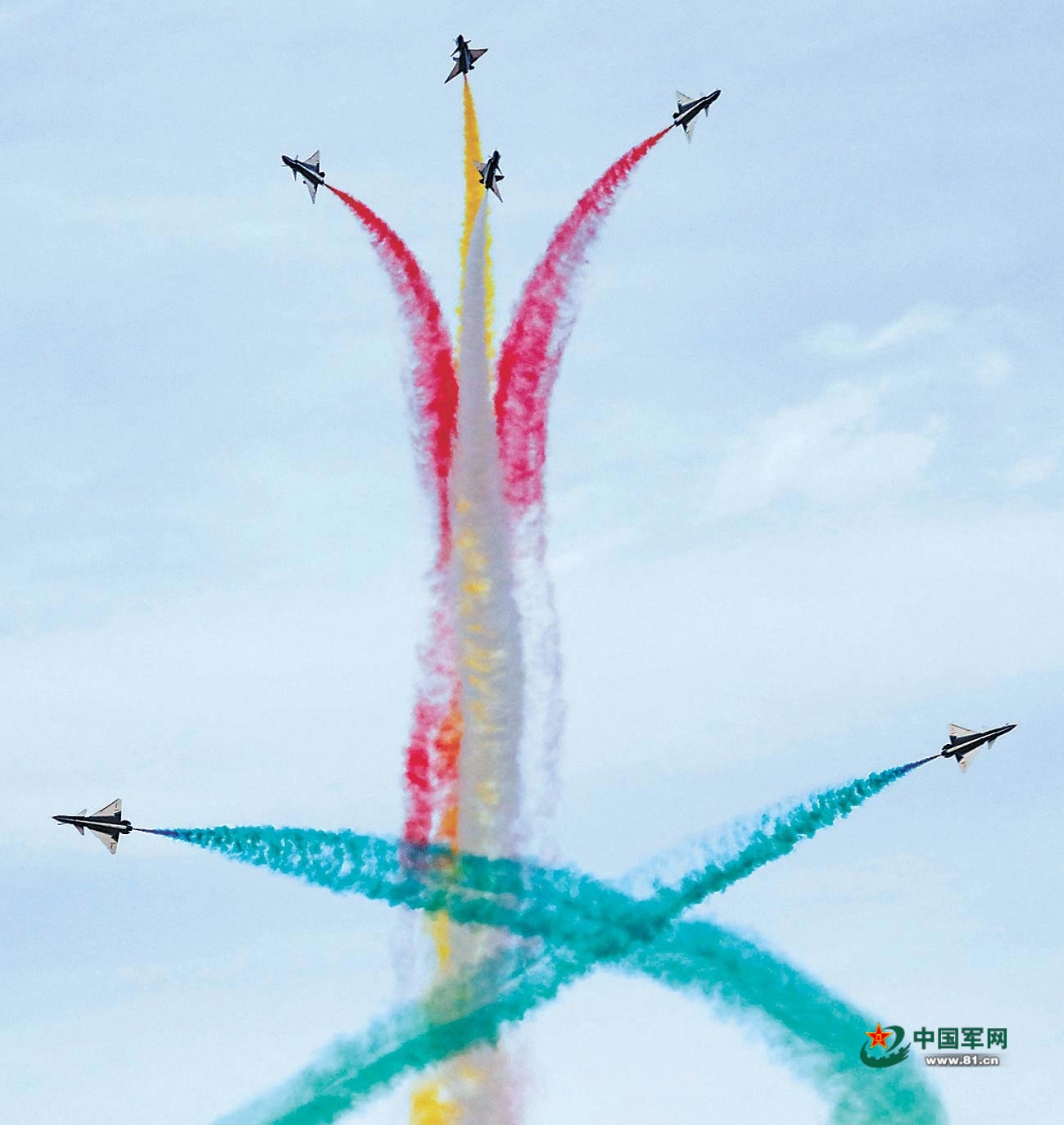空军八一飞行表演队精彩亮相第二届沙特国际防务展