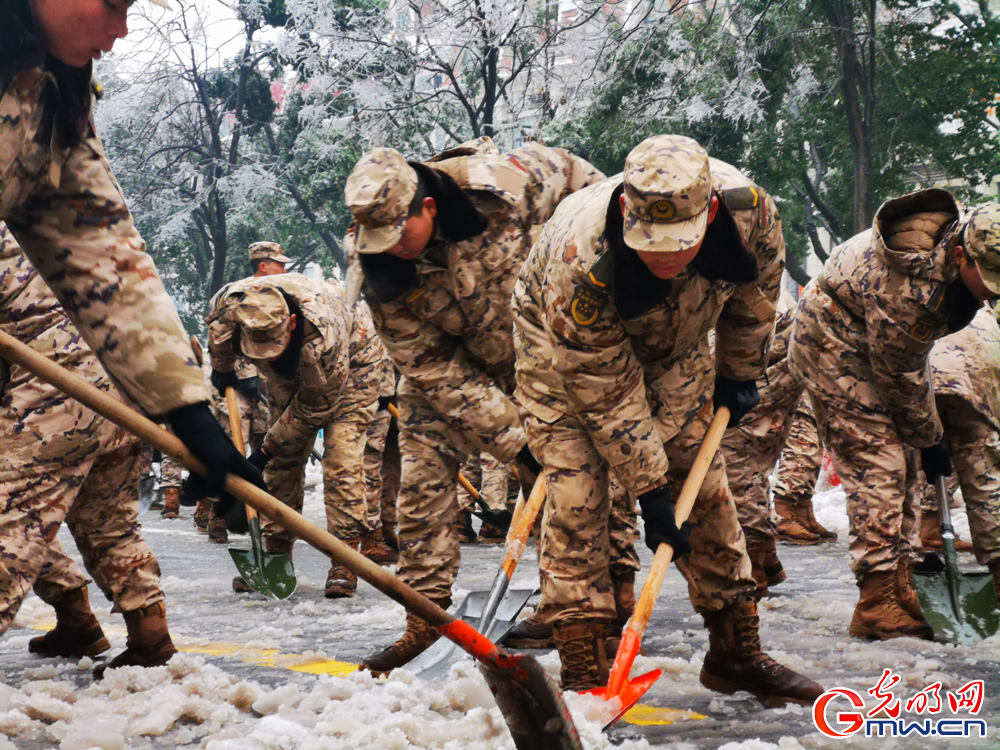 武警湖南总队全力应对低温雨雪冰冻灾害