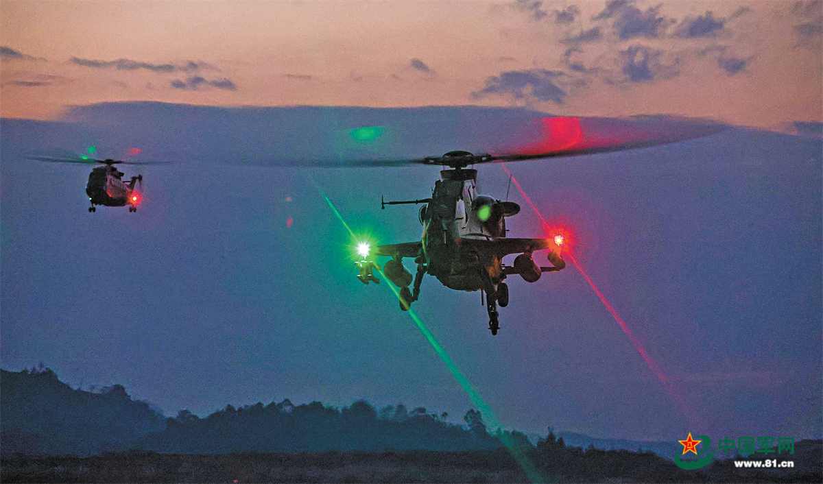 铁翼飞旋 星夜出击——陆军某旅夜间飞行训练影像