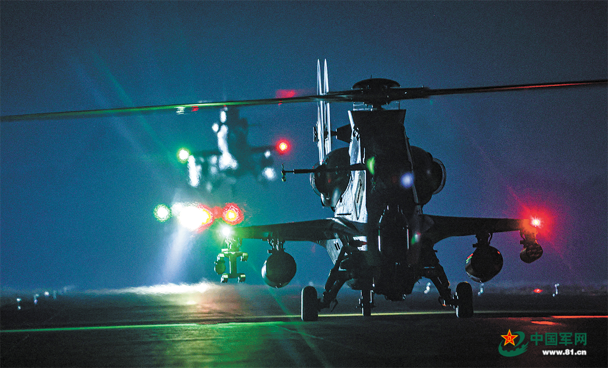铁翼飞旋 星夜出击——陆军某旅夜间飞行训练影像